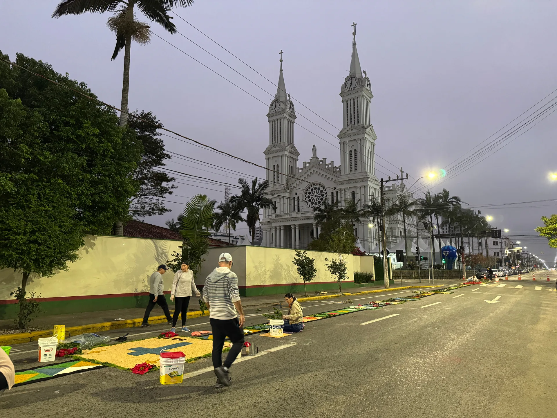 Catedral São João Batista prepara celebração de Corpus Christi com tradicional confecção dos tapetes em Rio do Sul