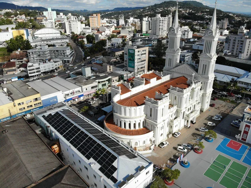 Catedral São João Batista conclui instalação de sistema de energia solar e dá mais um grande passo rumo ao centenário da Paróquia