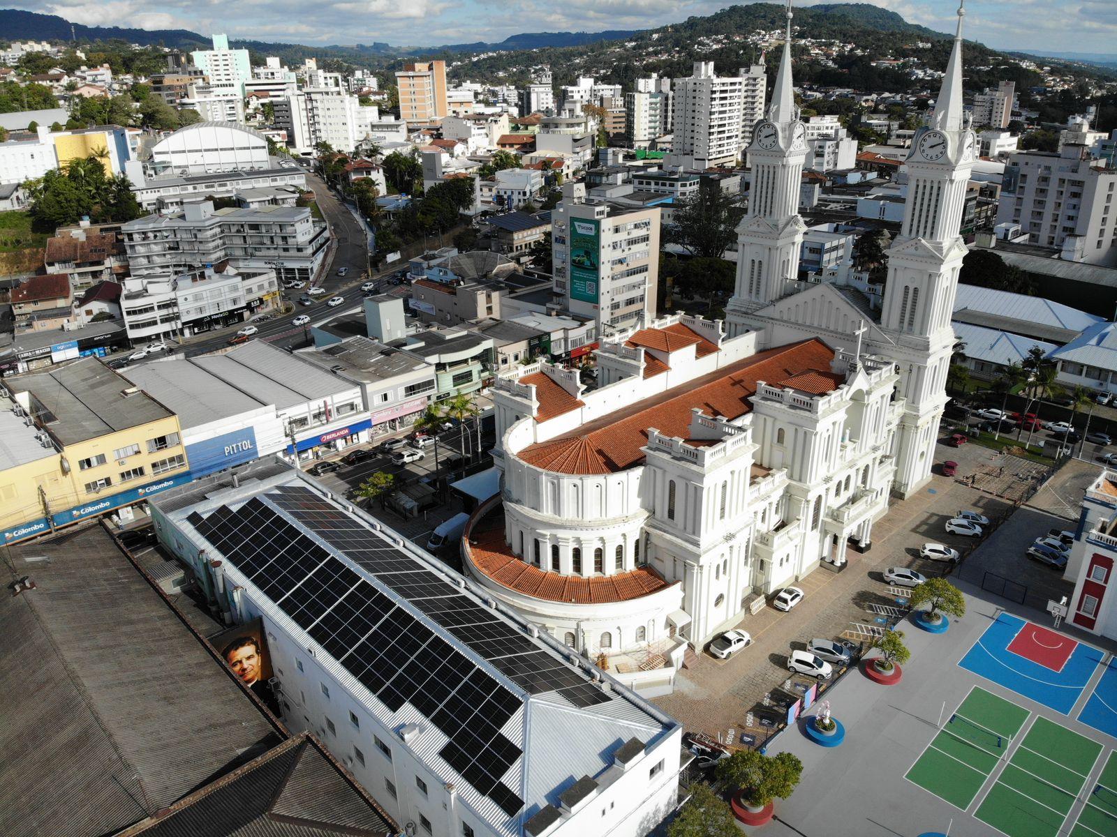 Catedral São João Batista conclui instalação de sistema de energia solar e dá mais um grande passo rumo ao centenário da Paróquia